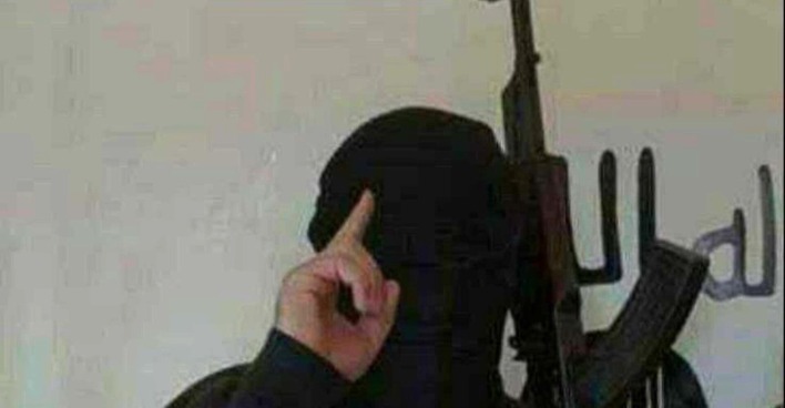Ein IS-Sympathisant streckt in einer religiösen Geste seinen Finger in die Luft