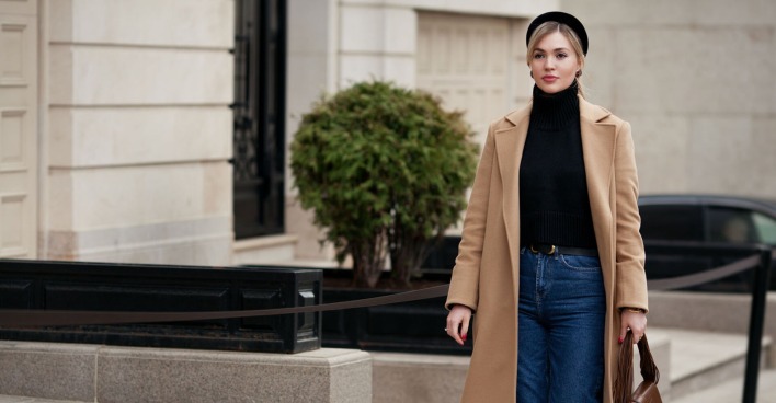 Frau mit beigem Mantel | Credit: iStock.com/AnnaZhuk