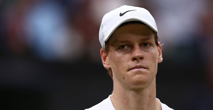 Der Tennistar Jannik Sinner schau nachdenklich drein