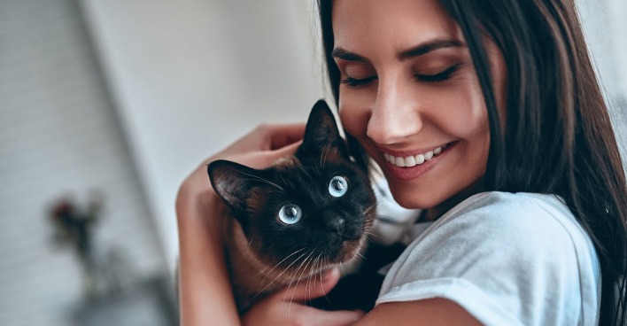 Frau hält Katze auf dem Arm | Credit: iStock.com/Vasyl Dolmatov