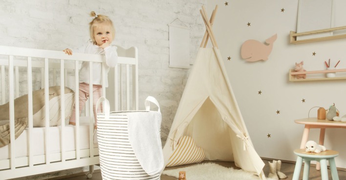 Kleines Mädchen in ihrem Gitterbett | Credit: iStock.com/triocean