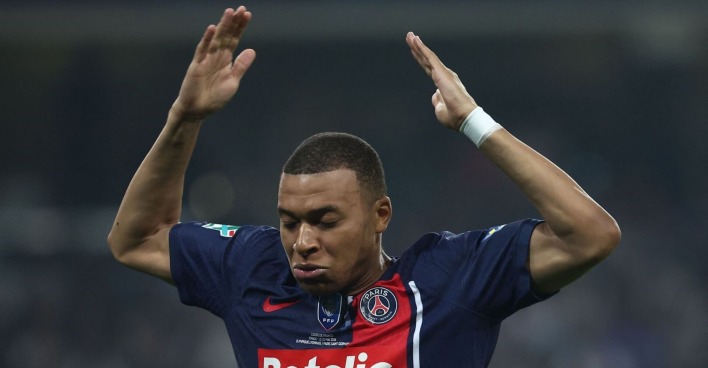 Kylian Mbappe im Dress des französischen Vereins Paris Saint-Germain schlägt seine Hände über den Kopf