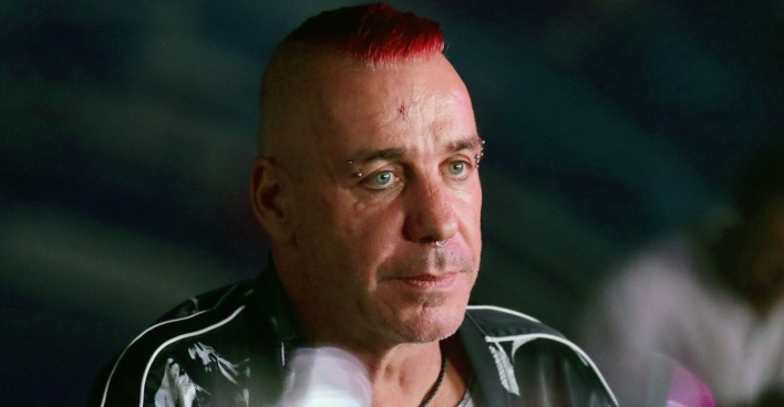 Rammstein-Sänger Till Lindemann 2019 im Porträt mit roten Haaren.