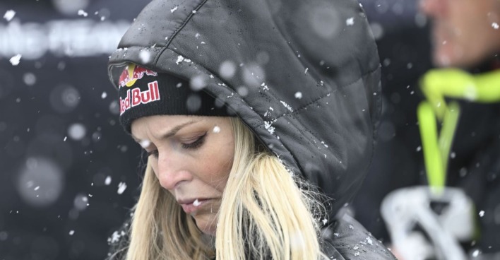 Die ehemalige Ski-Rennläuferin Lindsey Vonn schaut bedrückt im Schneegestöber drein