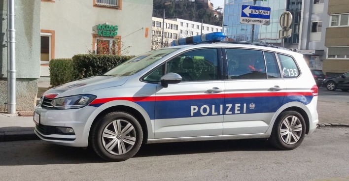 Polizeiwagen auf einer Straße