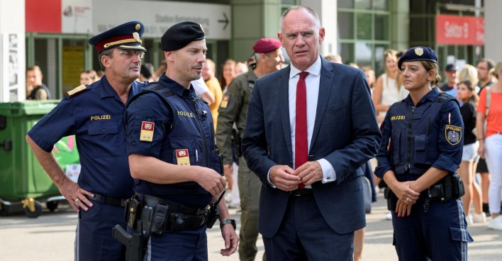 Innenminister Karner mit Polizeibeamten vor dem Ernst-Happel-Stadion