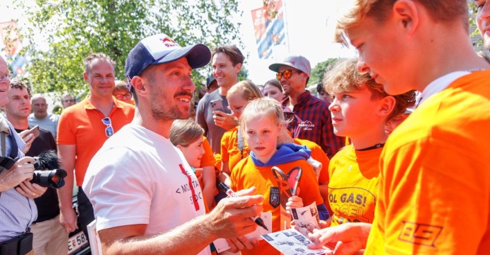 Marcel Hirscher gibt Autogramme an Orange gekleidete Fans