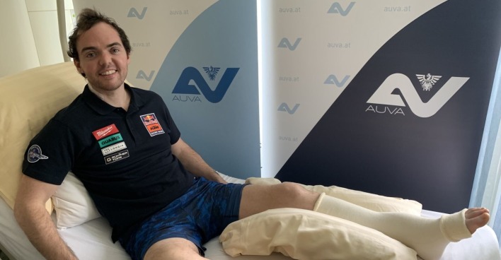 Mathias Walkner ans Krankenhausbett gefesselt