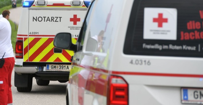 Rettungskräfte an einer Unfallstelle.