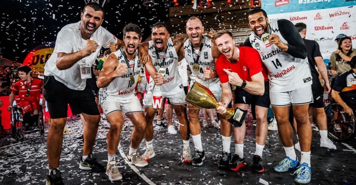 Das jubelnde Team der österreichischen 3x3 Basketballer posiert mit ihren Medaillen