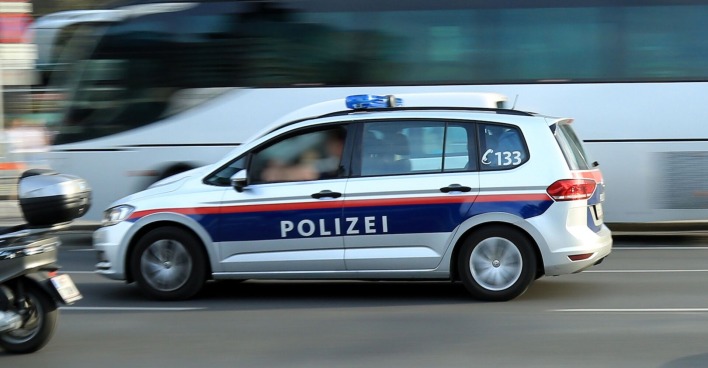 Polizeiwagen fährt schnell