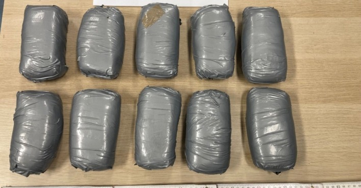 Graue Päckchen Heroin auf Tisch liegend