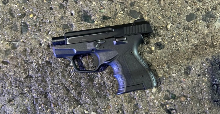 Schwarze Pistole als Beweisstück