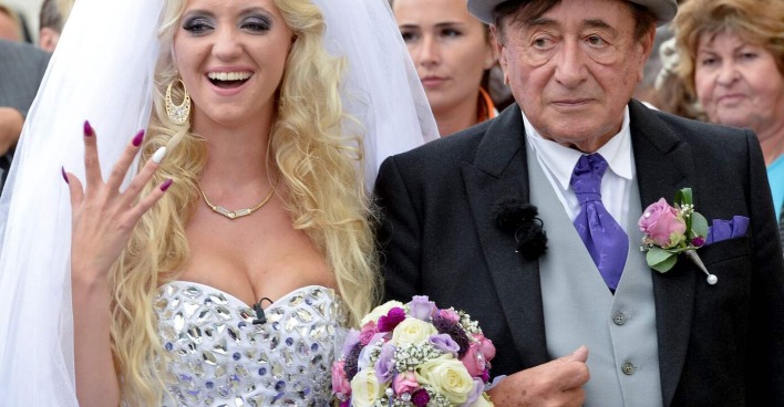 Lugner bei der Hochzeit mit Spatzi, ihr sieht nicht glücklich aus.