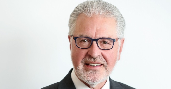 Portraitbild Walter Aichinger