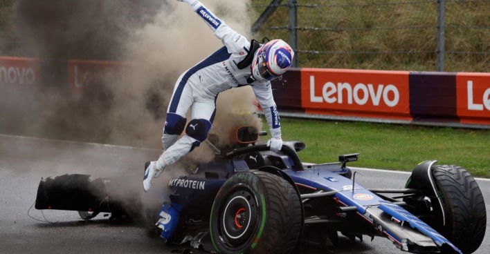 Logan Sargeant crasht seinen Williams in Zandvoort und rettet sich selbst aus dem brennenden Formel-1-Wagen.