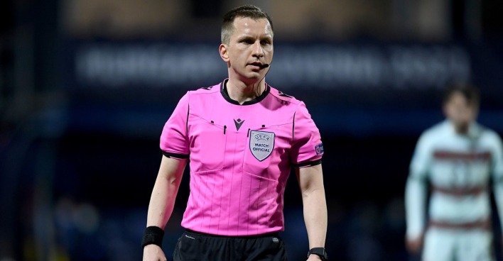 Der polnische Schiedsrichter Bartosz Frankowski im rosa Trikot