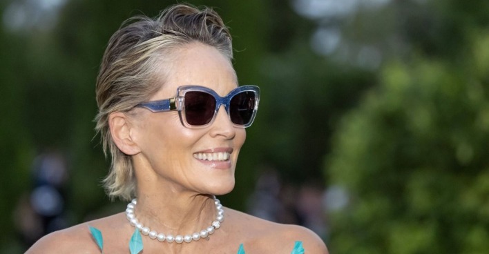 Sharon Stone mit Sonnenbrille bei einem Event.