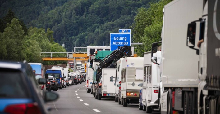 Stau auf der Tauernautobahn A10.