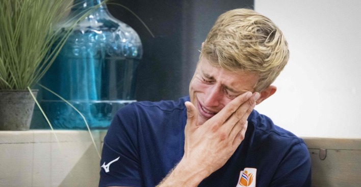 Der niederländische Volleyballler Steven van de Velde sitzt weinend auf einer Couch