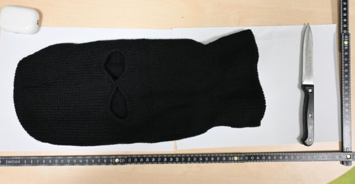 Küchenmesser und Sturmmaske auf einem Tisch liegend