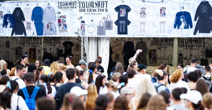 Fans kaufen Merchandise der Eras Tour vor der Absage der Konzerttermine von Taylor Swift in Wien