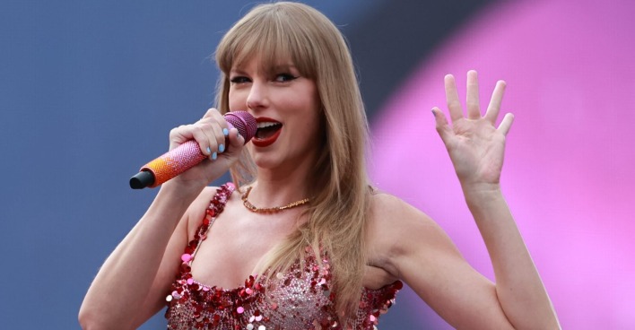 Taylor Swift winkt ihren Fans von der Bühne aus