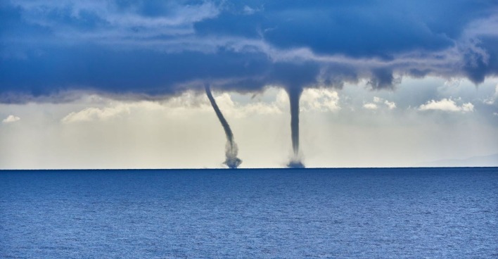 Zwei Tornados auf dem Meer.