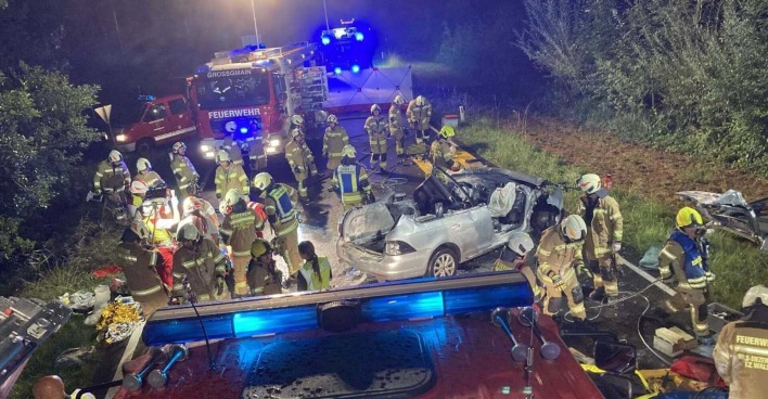 Viele Einsatzkräfte am Unfallort.