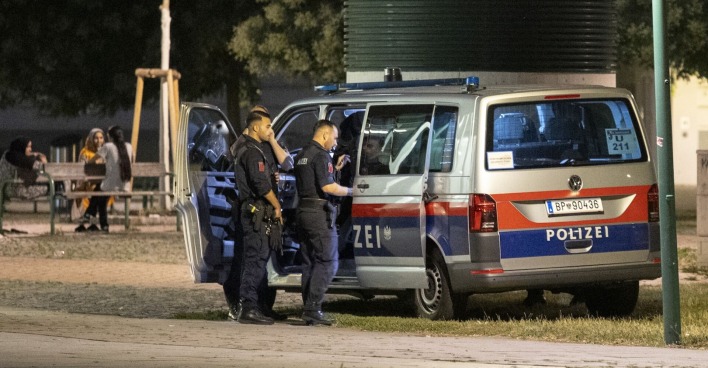 Polizisten bei einer Schwerpunktaktion bei der U-Bahnstation Jägerstraße in Wien-Brigittenau