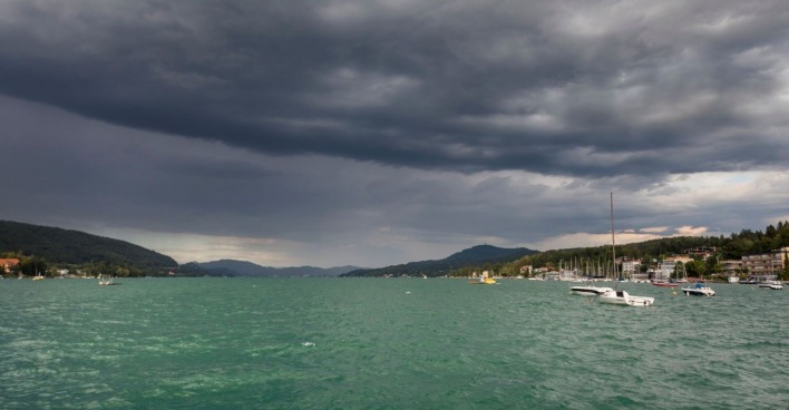 Ein Gewitter zieht über einem See auf.