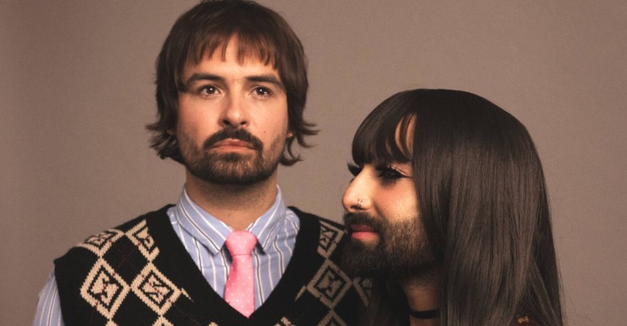 Martin Zerza und Conchita Wurst stehen nebeneinander