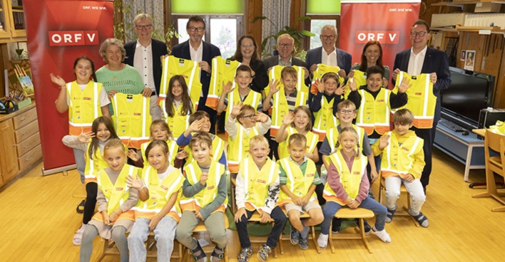 Die gesamte Volksschule St. Gerold im Großen Walsertal freute sich über den Besuch vom ORF Vorarlberg und seinen „Sicher unterwegs“-Partnern.