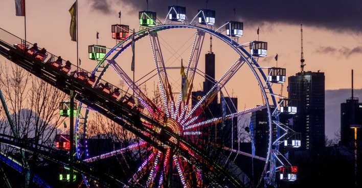 Beleuchtetes Riesenrad in der Abenddämmerung