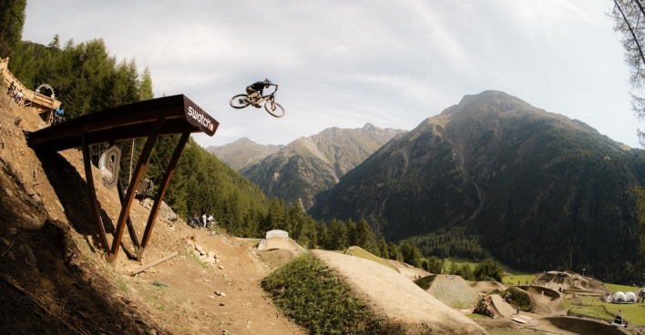 Casey Brown in der Luft bei den Swatch Nines MTB in Sölden