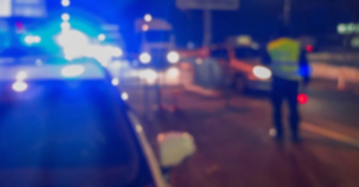 Nächtliche Polizeikontrolle mit Blaulicht.