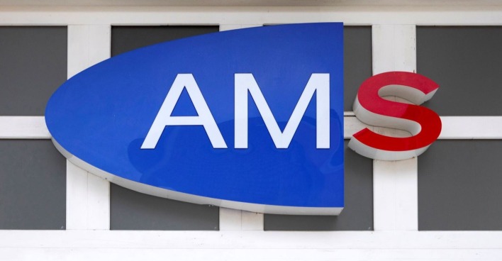 Logo des AMS an der Außenseite eines Gebäudes