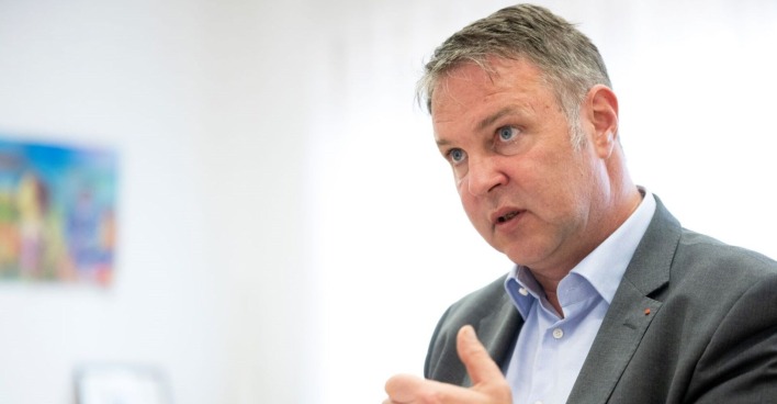 SPÖ-Chef Andreas Babler im Gespräch in seinem Büro