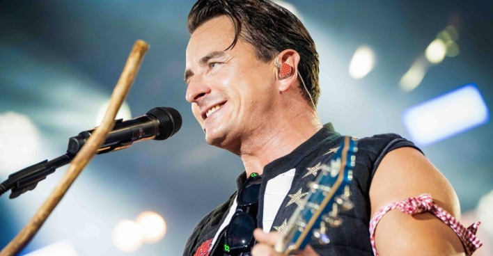 Andreas Gabalier mit Gitarre auf der Bühne.