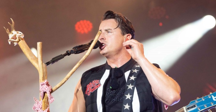 Andreas Gabalier singt in ein Mikrophon auf der Bühne.