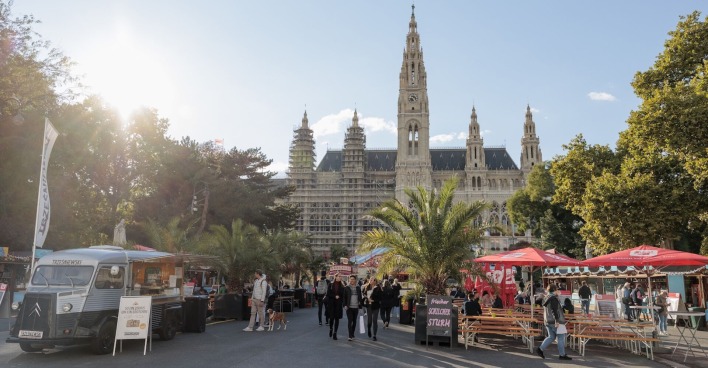 Food Trucks, Menschen und Bierbänke am Wiener Rathausplatz