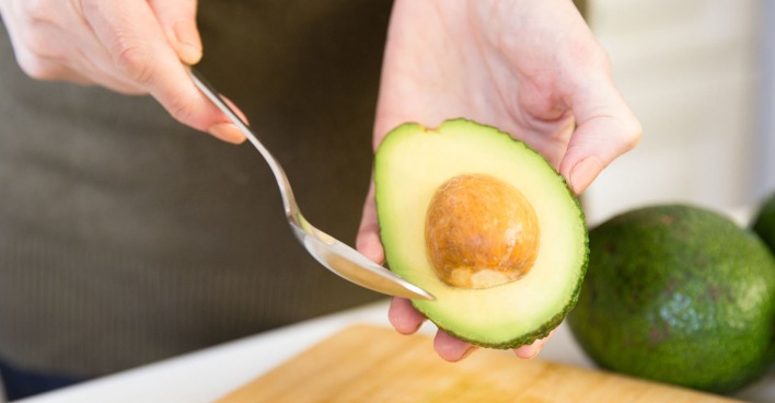 Jemand behandelt Avocado mit Löffel | Credit: iStock.com/MangoStar_Studio