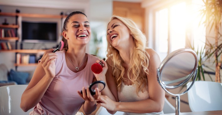 Zwei Frauen schminken sich | Credit: iStock.com/Ivanko_Brnjakovic