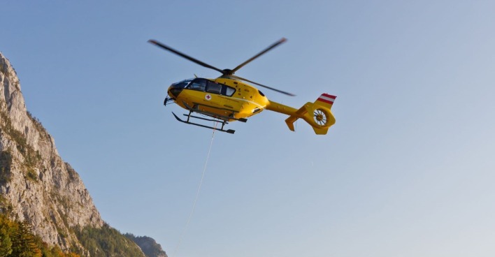 Hubschrauber der österreichischen Bergrettung im Einsatz
