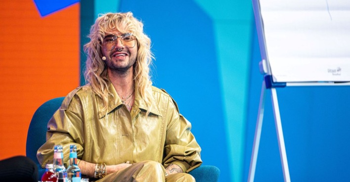 Bill Kaulitz mit einer gelben Sonnenbrille.