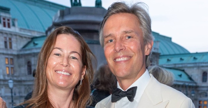 Birgit Lauda und ihr Freund Marcus Sieberer vor der Albertina.