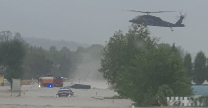 Black Haw in Markersdorf über der überfluteten Straße, im waser ein Einsatzfahrzeug