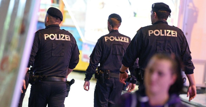 Drei Polizisten von hinten im Einsatz.