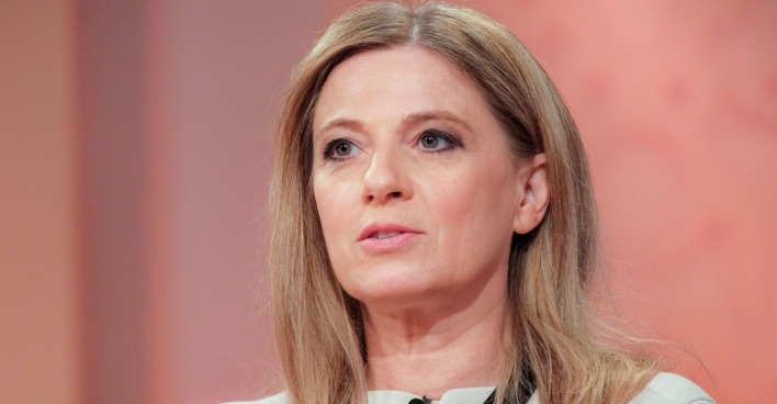 Christa Kummer vor einer lachsfarbenen Wand.