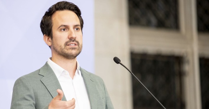 Christoph Wiederkehr (NEOS) auf einer Pressekonferenz